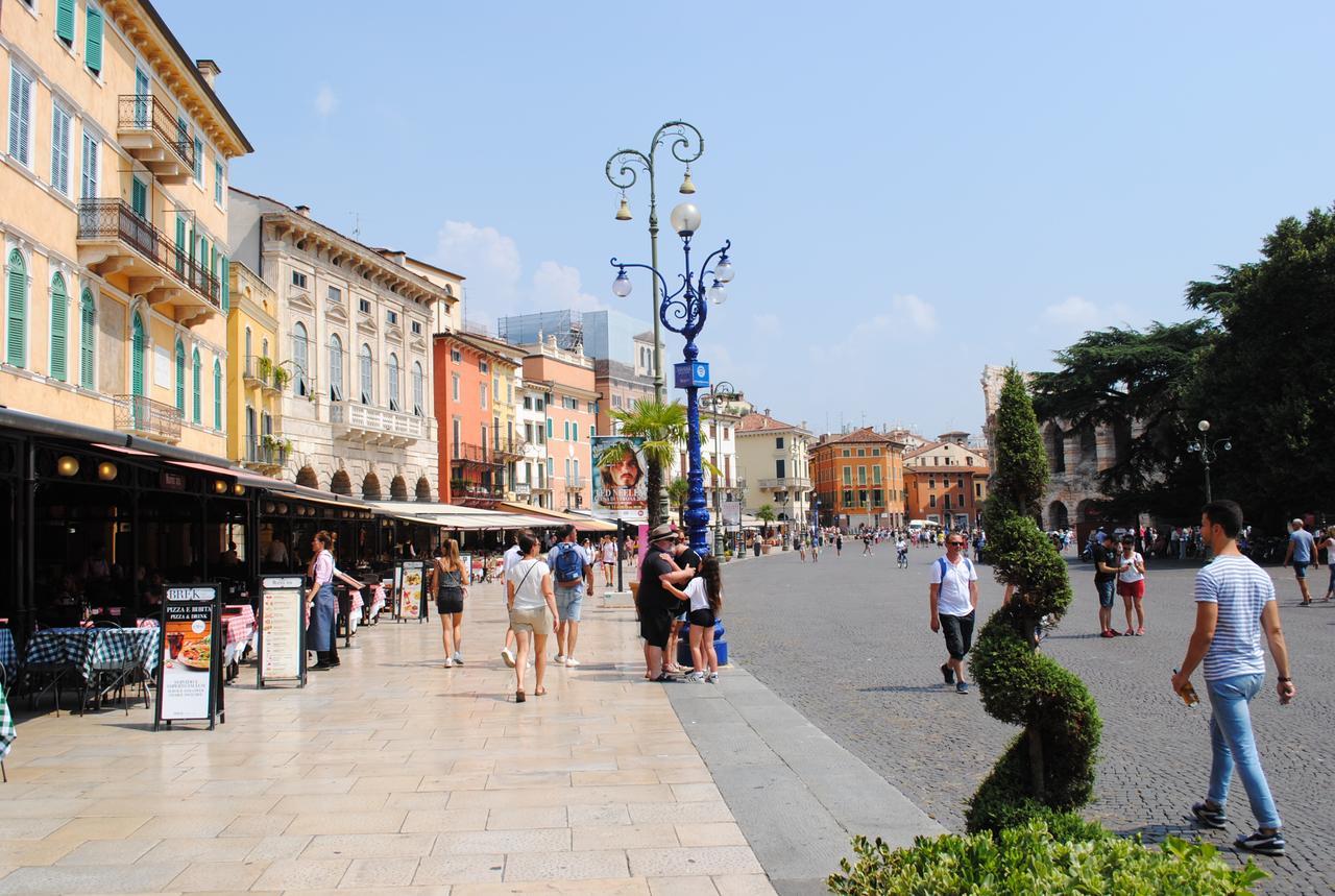 Dreaming Piazza Bra Rooms Verona Bagian luar foto